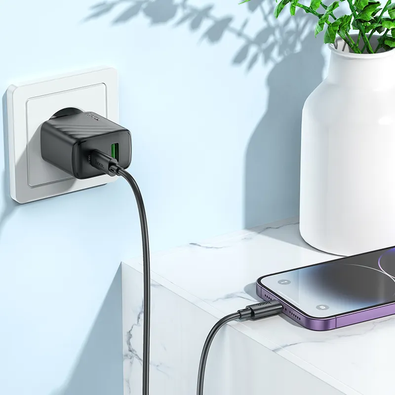 Đóng gói tiện lợi, đầy đủ phụ kiện dây cáp Type-C to iP 1m