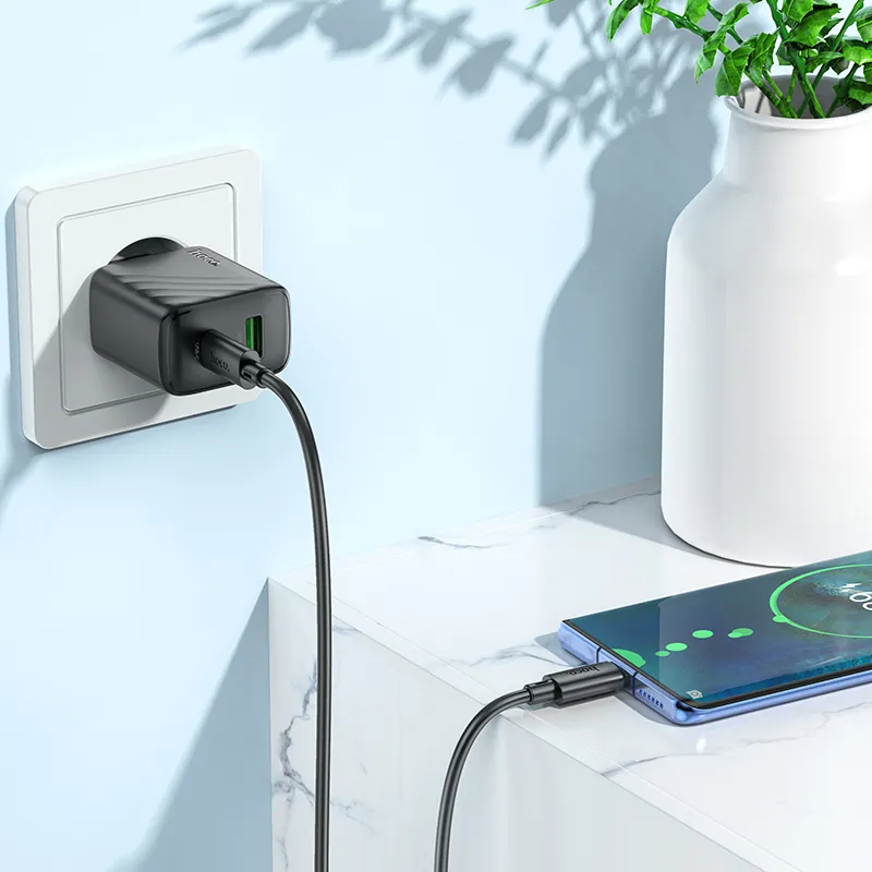 Đóng gói gọn nhẹ, tiện lợi kèm cáp Type-C dài 1 mét